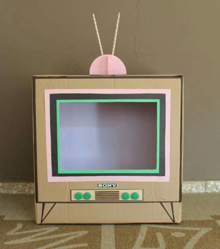 Телевизор из картонной коробки