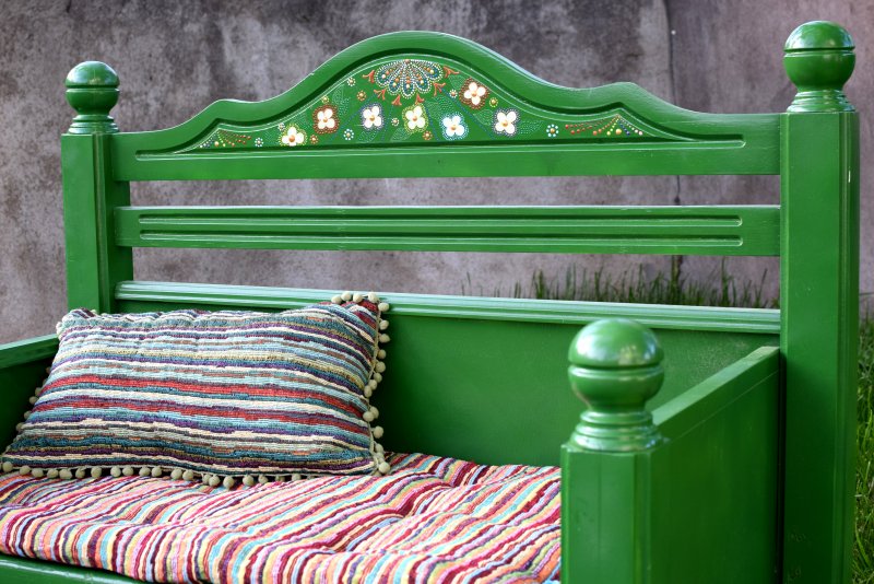 Скамейка из старой кровати
