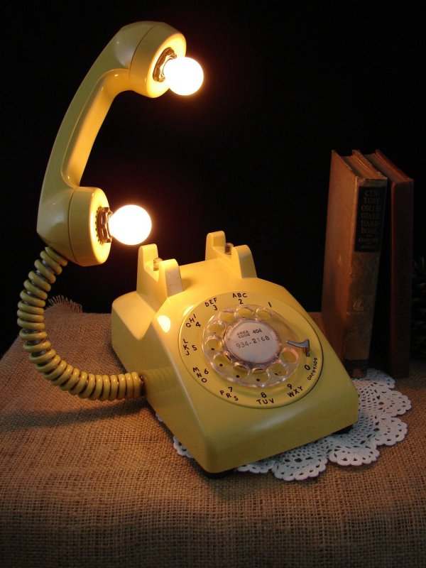 Светильники из старых телефонов