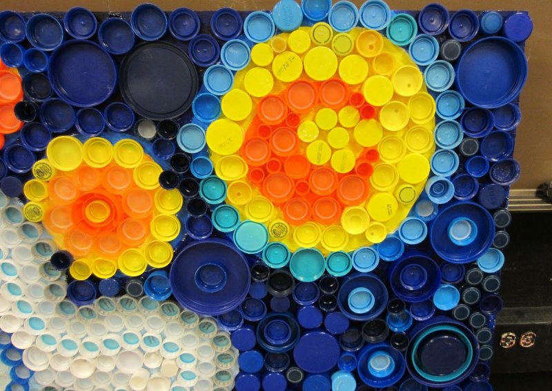 Мозаика из пластиковых крышек