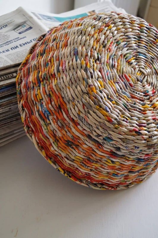 Плетеные тарелки из газетных трубочек