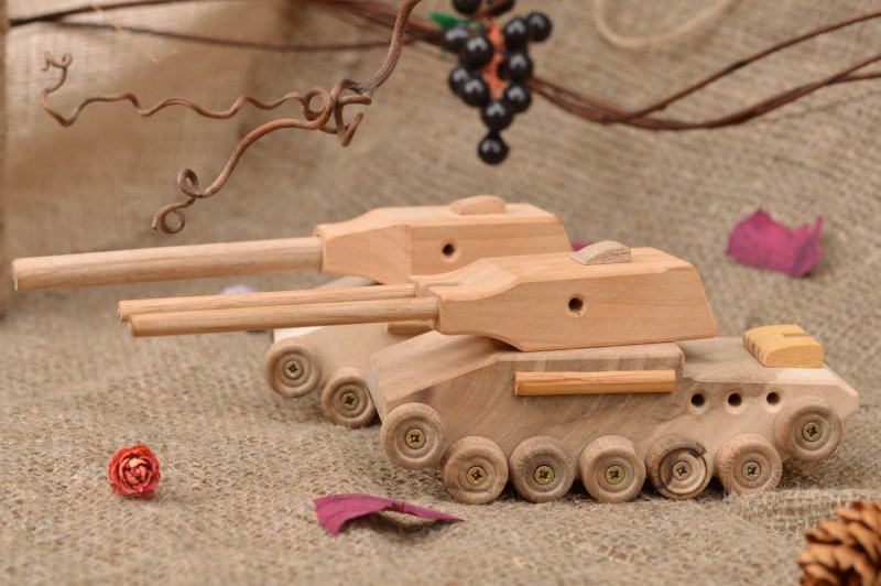 Деревянный танк игрушка