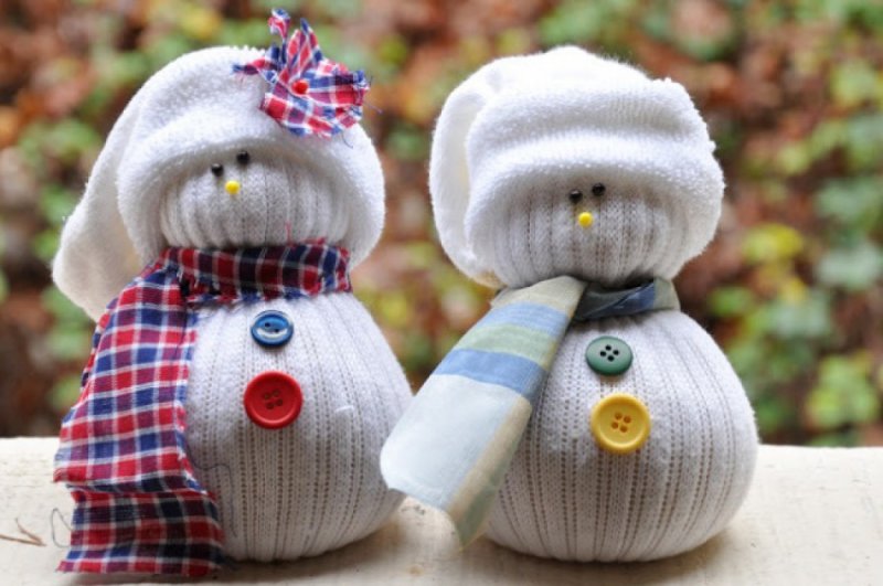 Новогодние поделки-игрушки Снеговики из носков