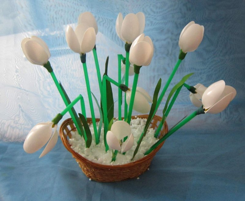 Рамка для афиши по изготовлению цветы из пластиковой ложки