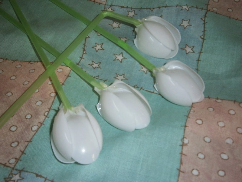 Тюльпаны из ложек одноразовых
