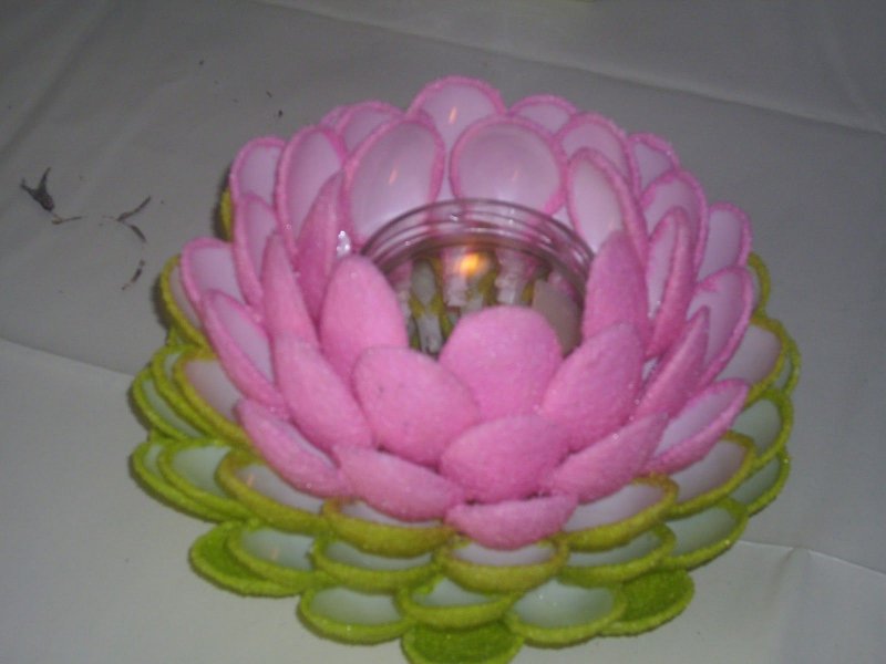 Как сделать пластмассовые цветы из ложек и крышки