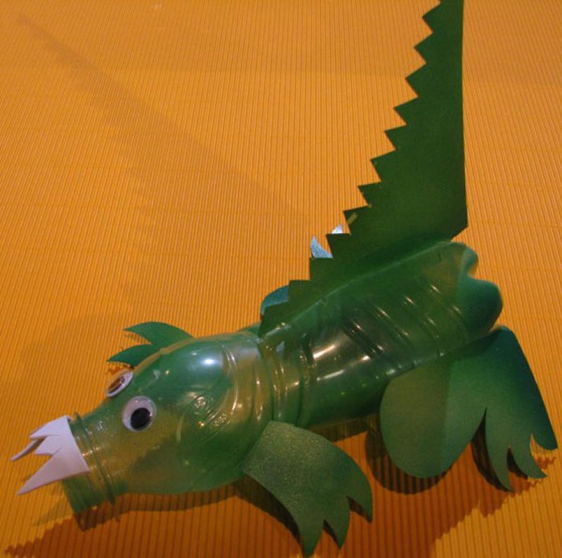 Динозавр из пластиковой бутылки