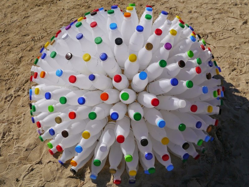 Украшение из пластиковых шариков