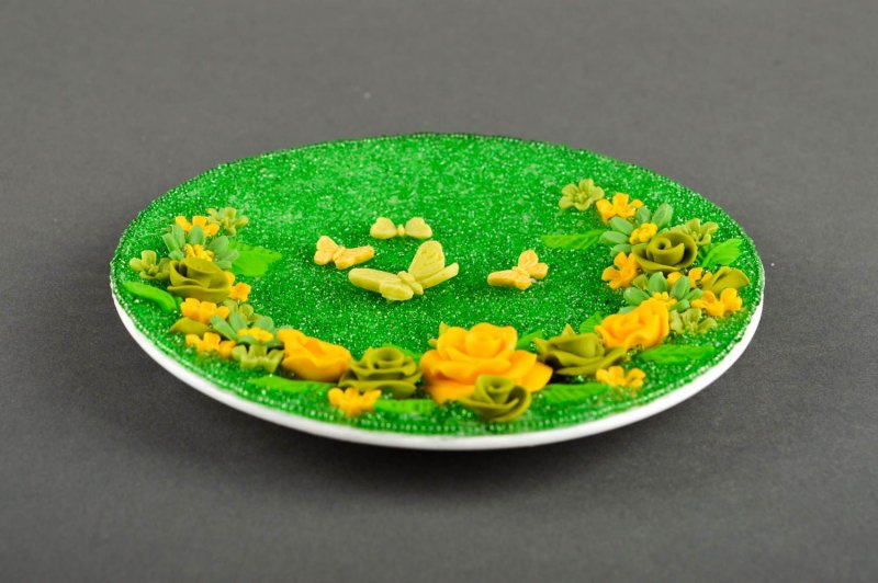 Зеленая тарелочка с едой
