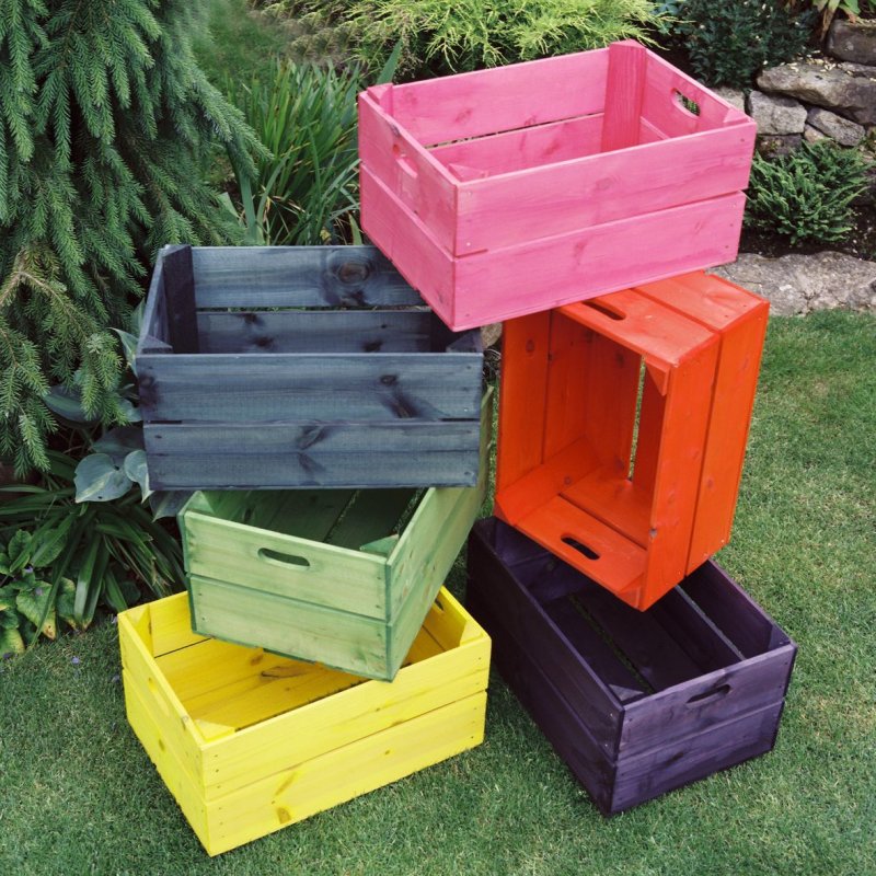 Разноцветные деревянные ящики