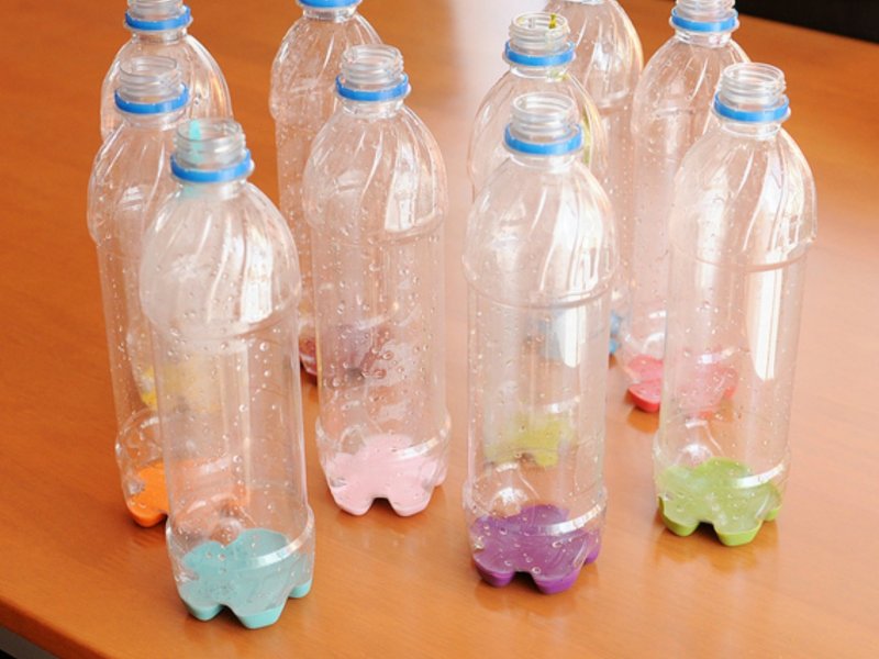 Поделки из бутылок из - под молока и из цветной бумаги.
