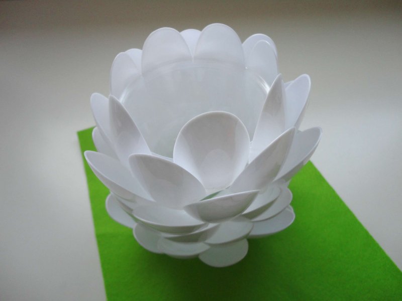 Белый цветок из одноразовых ложек