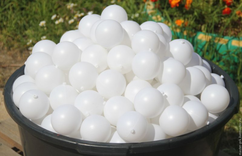 Белые пластиковые шарики