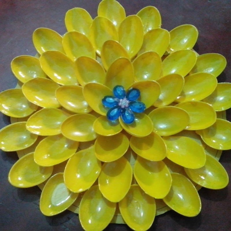 Цветы из пластмассовых ложек