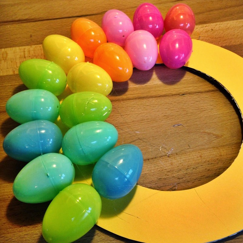 Украшение пластмассовых яиц