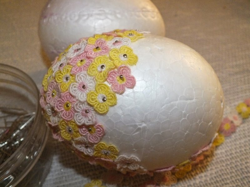 Украшение пенопластовых яиц