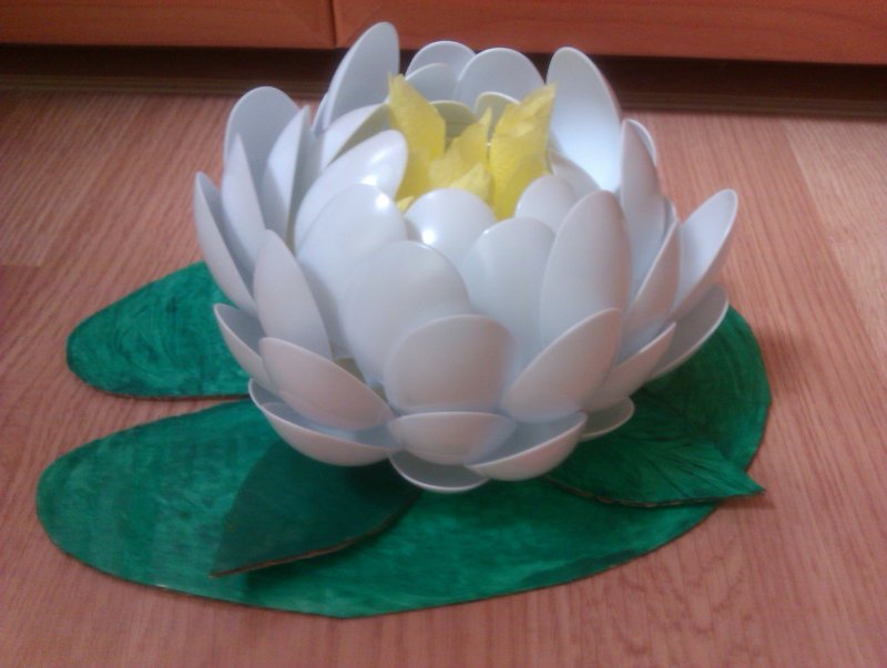 Белый цветок из пластиковых ложек