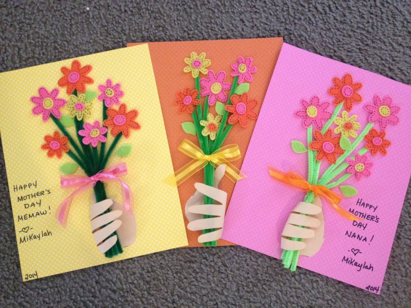 Цветы из цветной бумаги в вазу