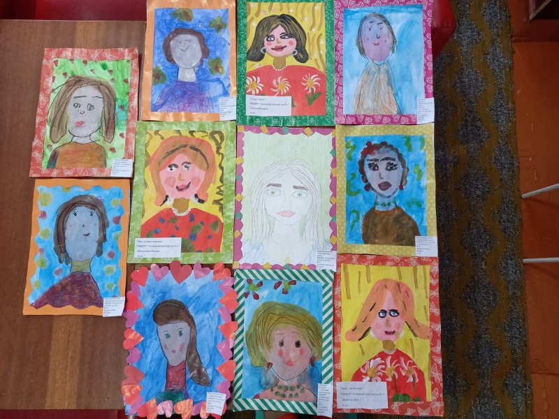 Выставка портретов мам в детском саду
