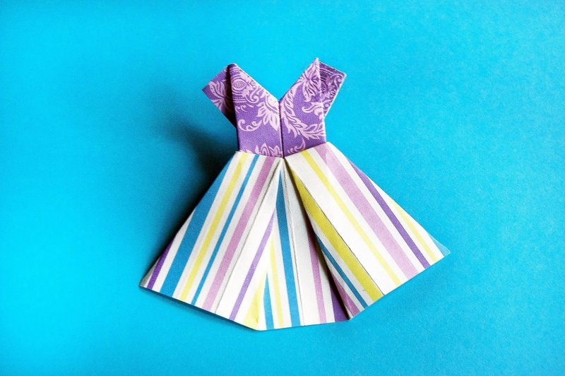 Открытка с платьем оригами