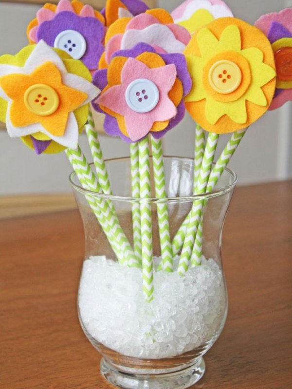 Цветы из цветной бумаги в вазу