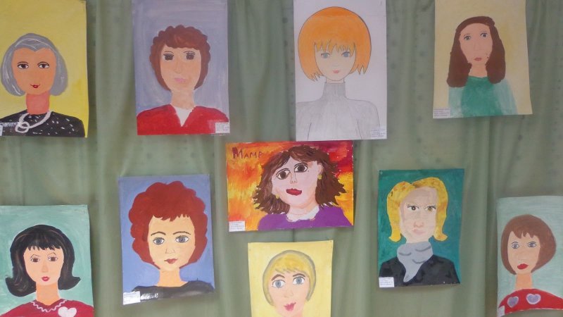 Выставка портретов мам в детском саду