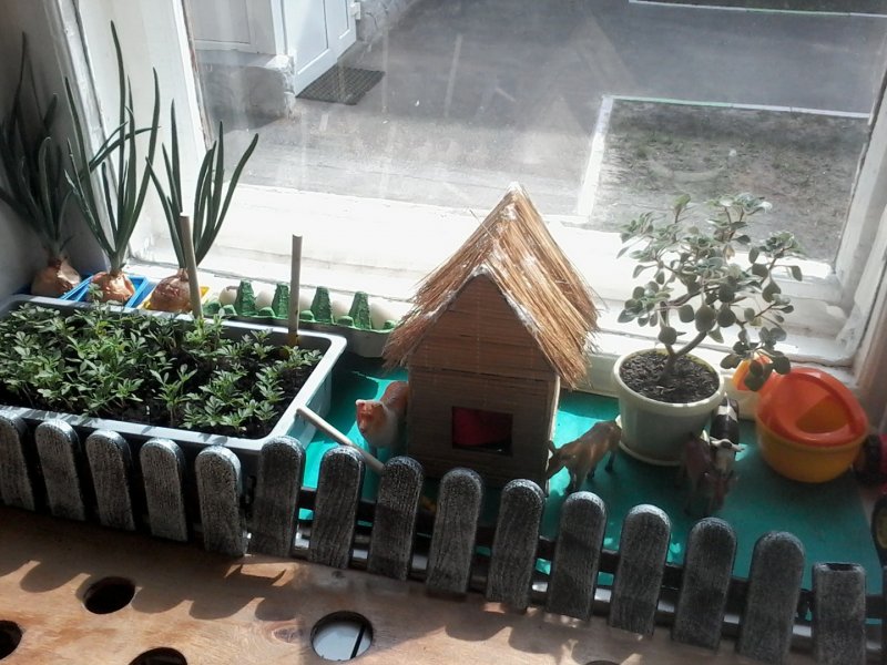 Домик для огорода на окне