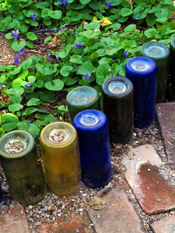 Стеклянные бутылки в саду