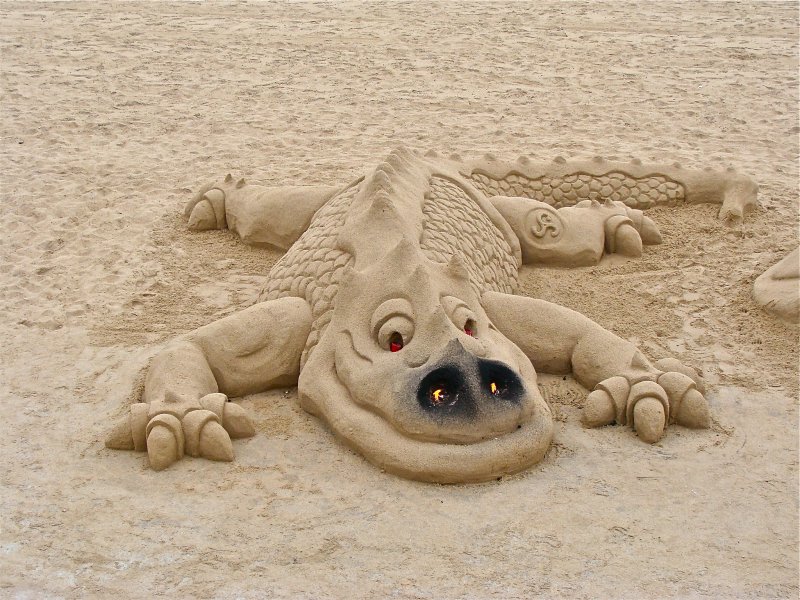Фигурки из песка на пляже