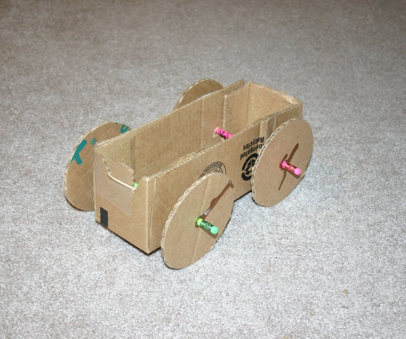 Машинка из картонной коробки