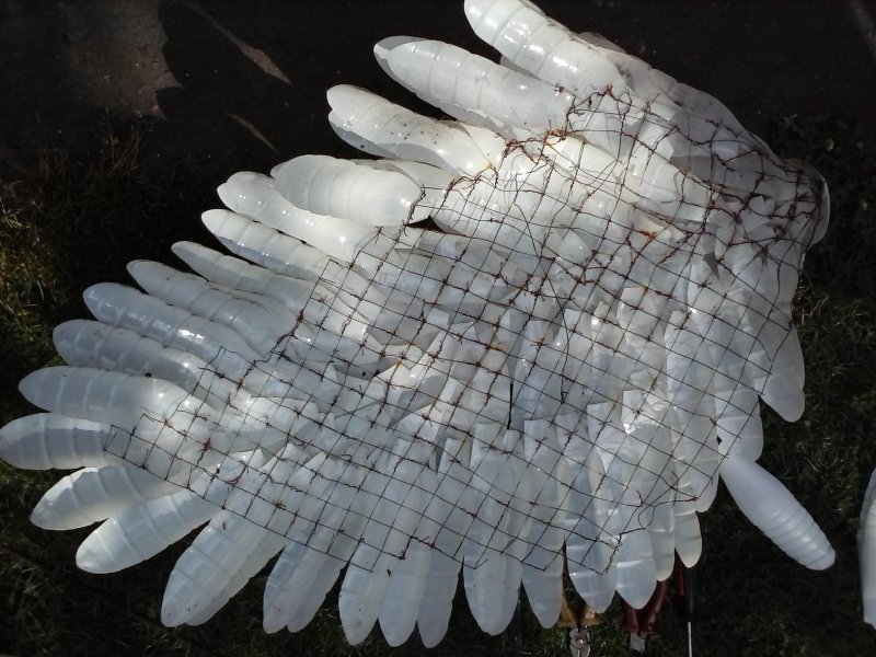 Лебедь из пластиковых канистр