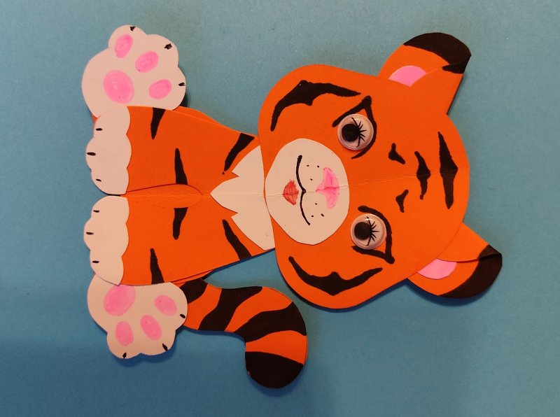 Мозаика тигр из подручных материалов