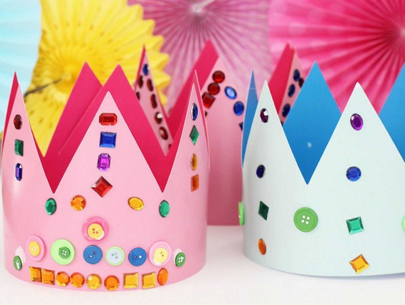 Бумажная корона на девушке день рождения