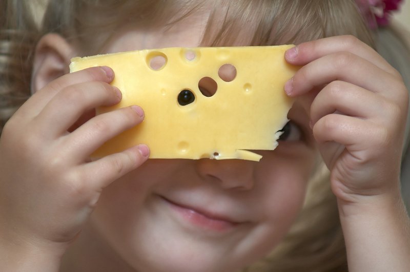 Ребенок с сыром