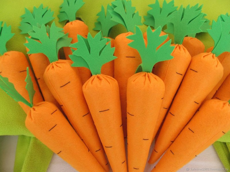Морковь из гофрированной бумаги