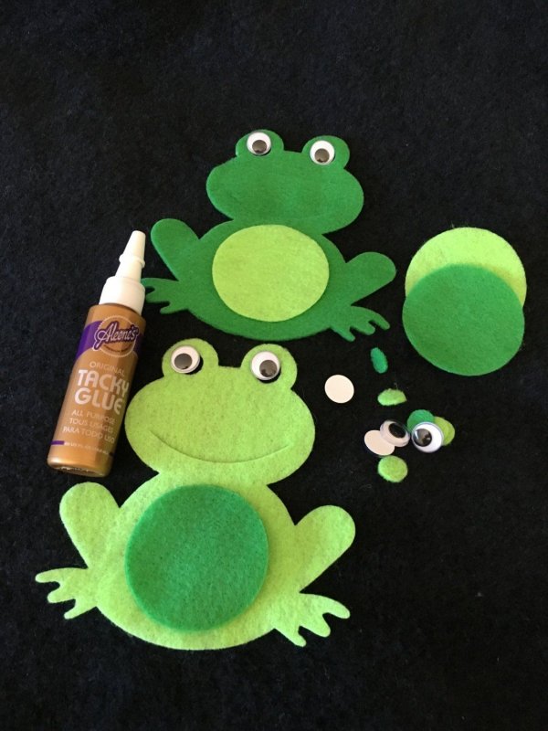 Аппликация лягушки на болоте из цветной бумаги