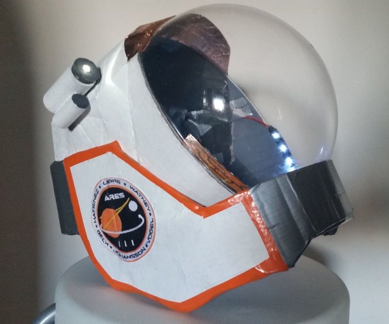 Космический шлем из картонной коробки