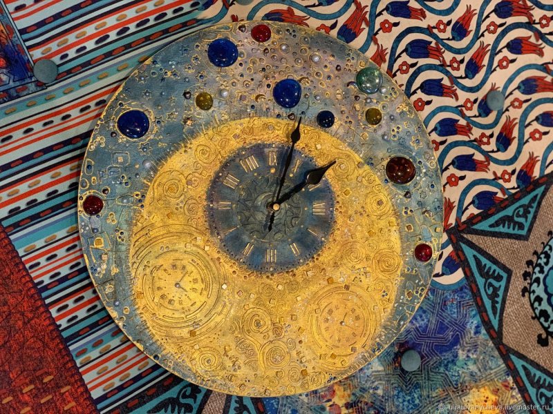 Часы с космосом на циферблате