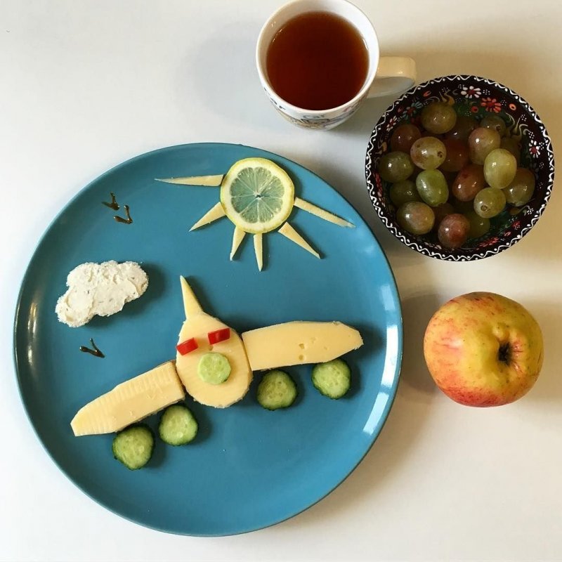 Красивый завтрак из фруктов для детей