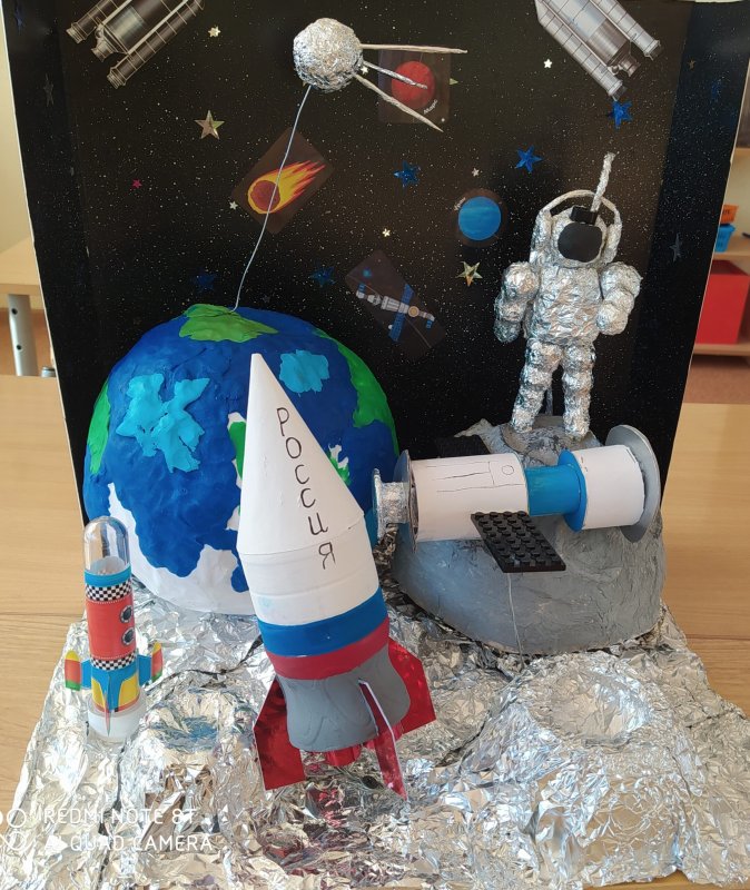 Елочная игрушка irena космонавт