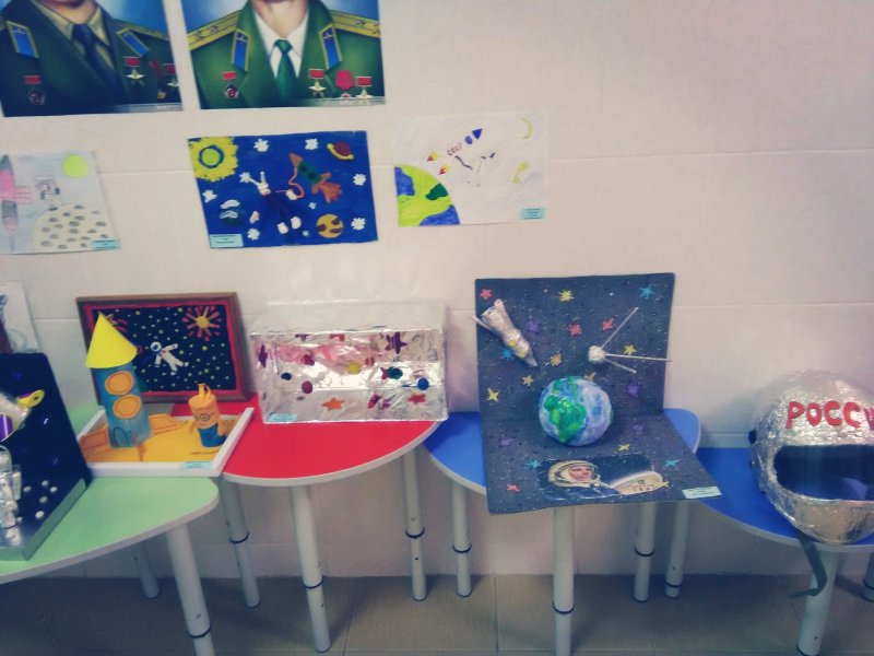 Выставка поделок посвященная Дню космонавтики в ДК