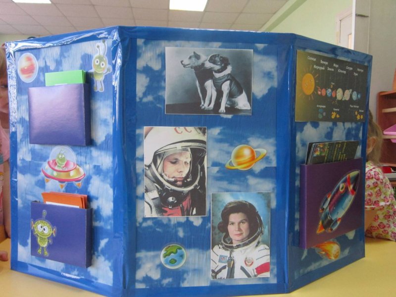Выставка поделок ко Дню космонавтики