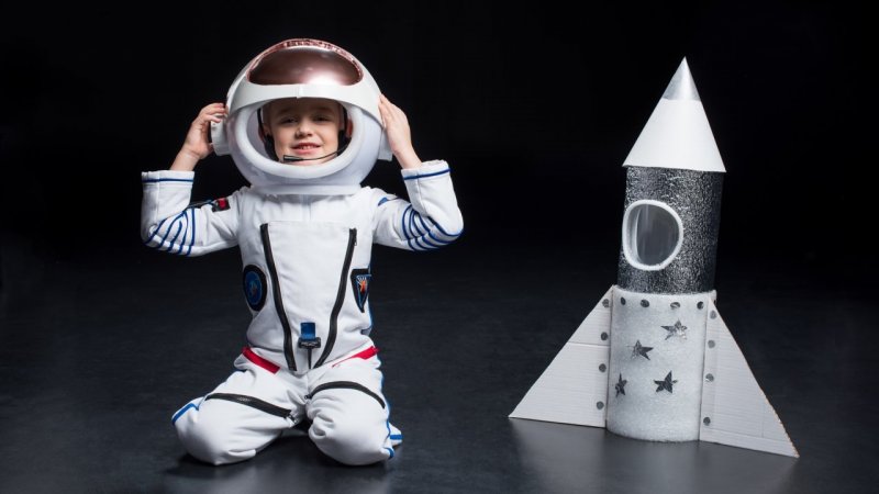Поделка космонавт на Луне в младшей группе