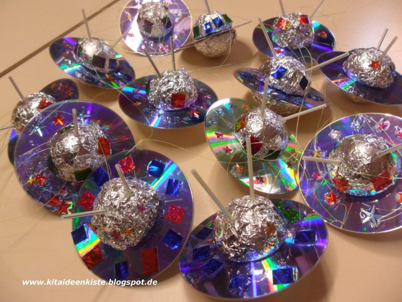 Космические елочные игрушки из дисков