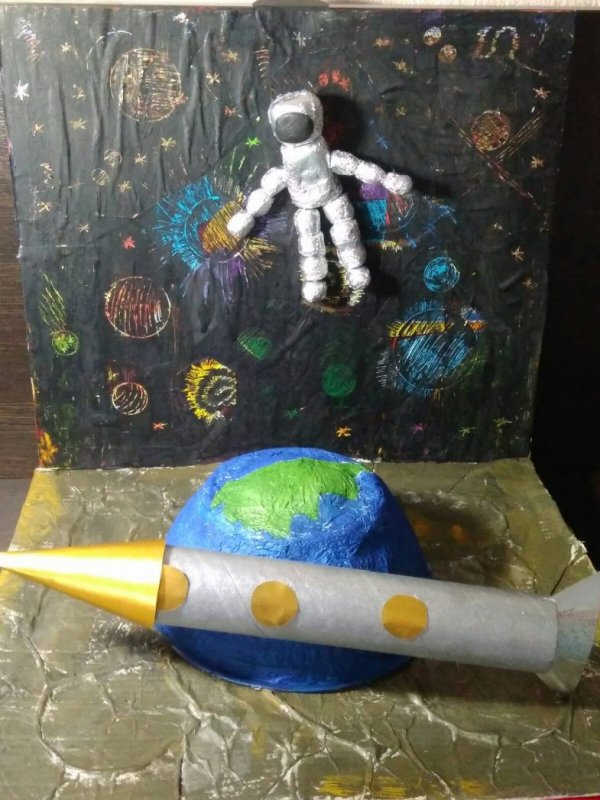 Космонавт из пластилина и фольги