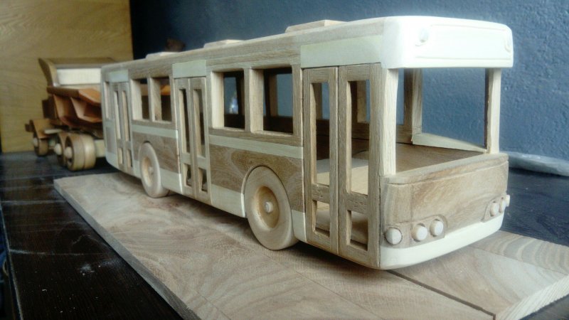 Модель автобуса из дерева