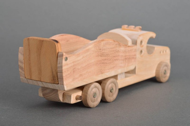 Автомобиль игрушка из дерева