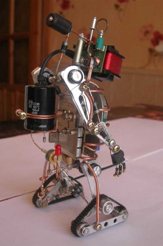 Робот из подручных материалов