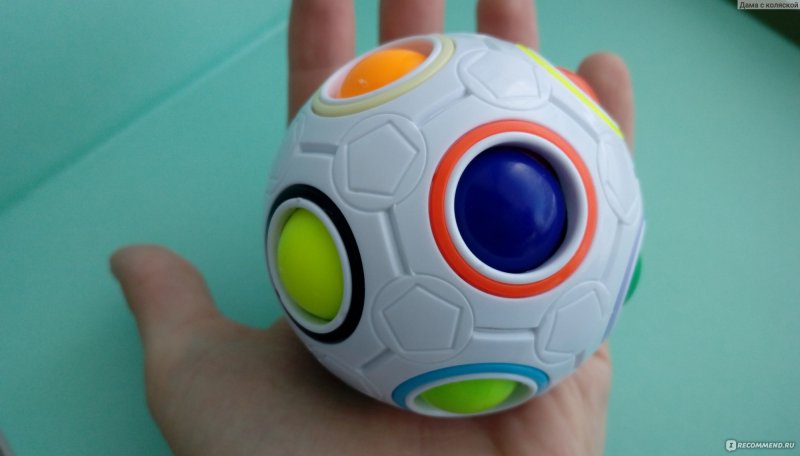 Мячик антистресс ребенок в руке