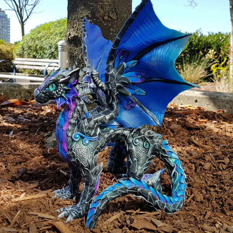 Фигурка дракона из дерева